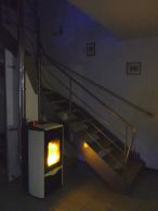 Poêle à granulé hydro sur circuit radiateurs. Maison de 150 m2. Les départs radiateurs sont cachés derrière la cloison.