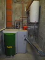 Chaudière granulé dans une maison de 280 m2. Départs radiateurs et eau chaude sanitaire.